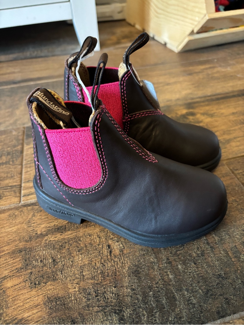 Blundstone Brown Leather Chelsea Boots with Pink Elastic